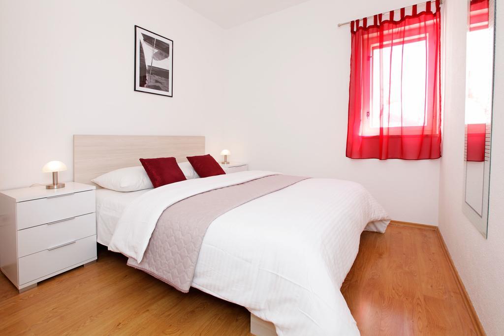 Katica Apartments Bol Eksteriør billede