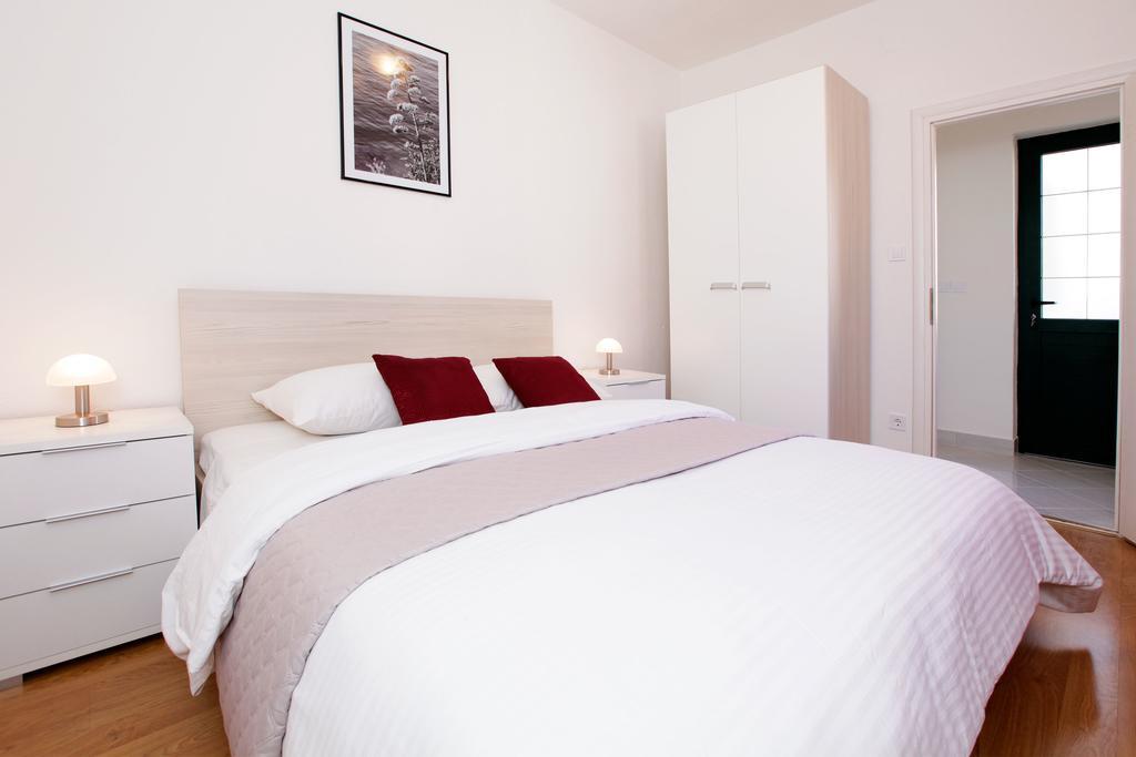 Katica Apartments Bol Eksteriør billede